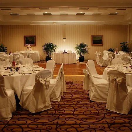 Doubletree By Hilton Charlotte Airport 